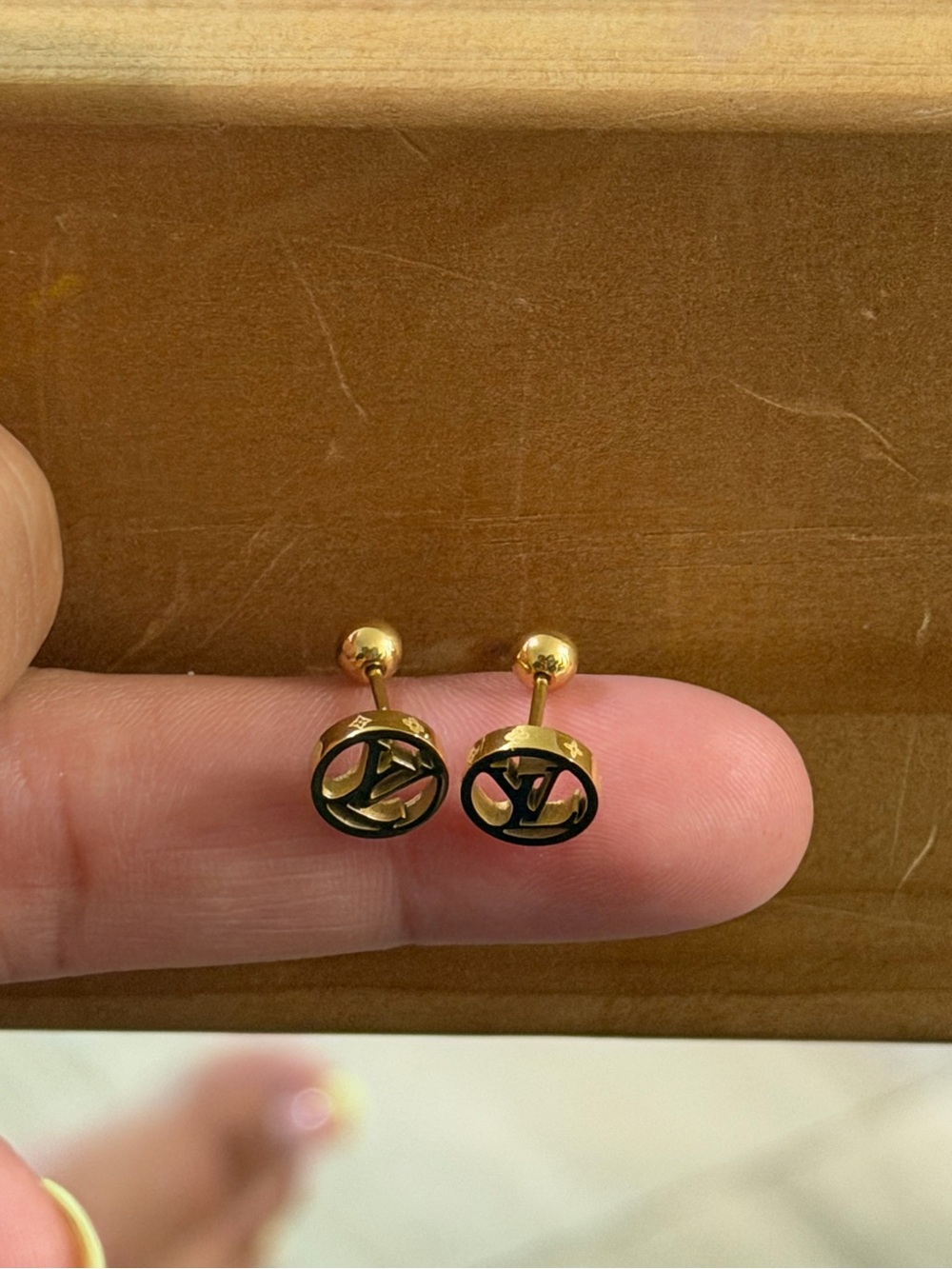 Gold lv Earrings stainless steel - Picture 2 of 4